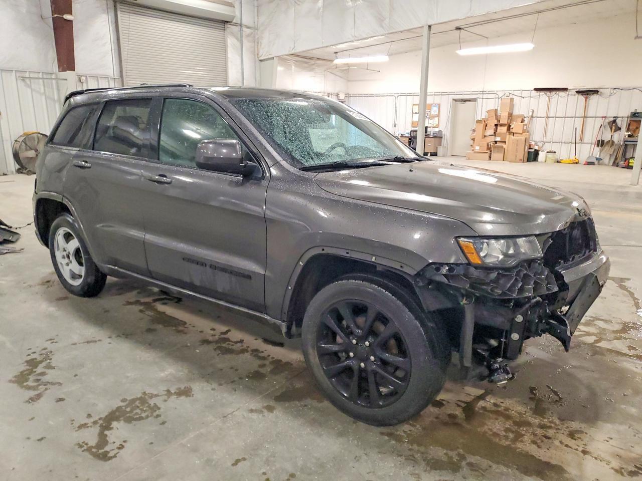2017 Jeep Grand Cherokee Laredo - Image 4