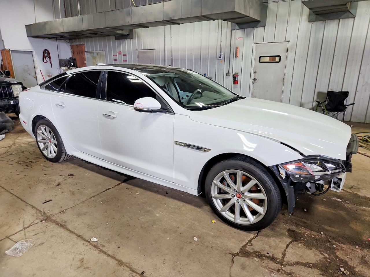 2017 Jaguar Xj - Image 4