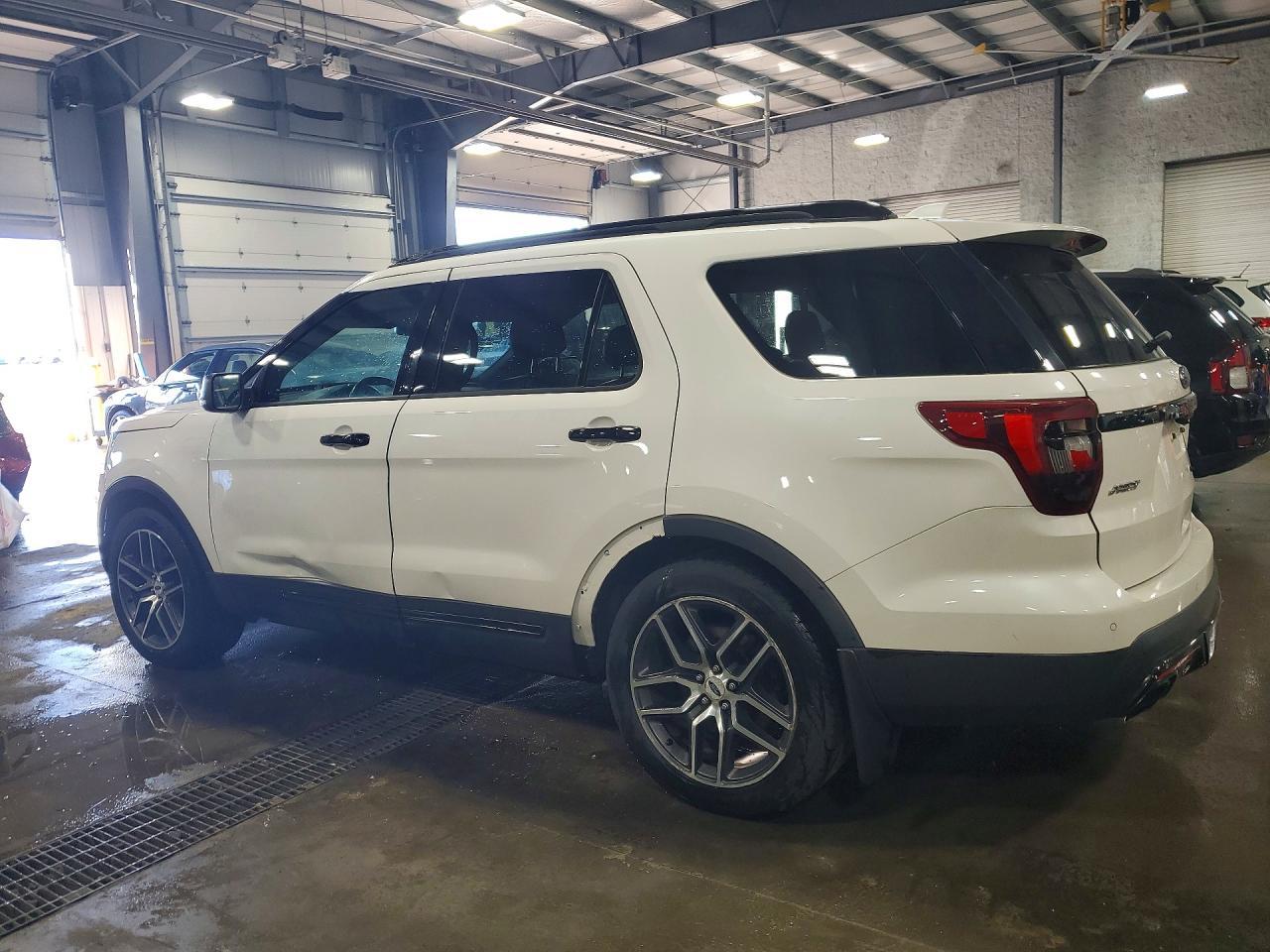 2016 Ford Explorer Sport - Фото 2