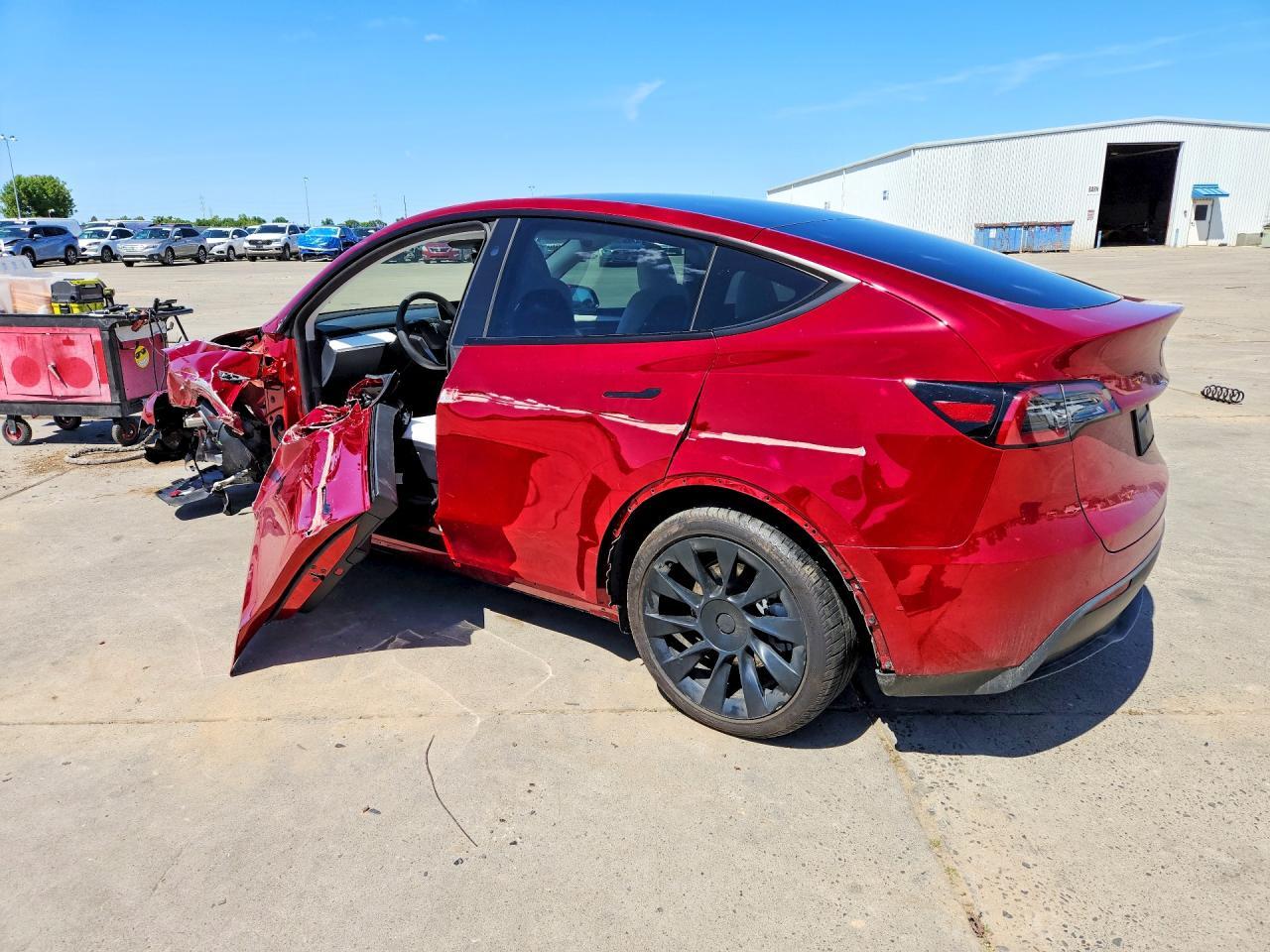 2025 Tesla Model Y - Фото 2