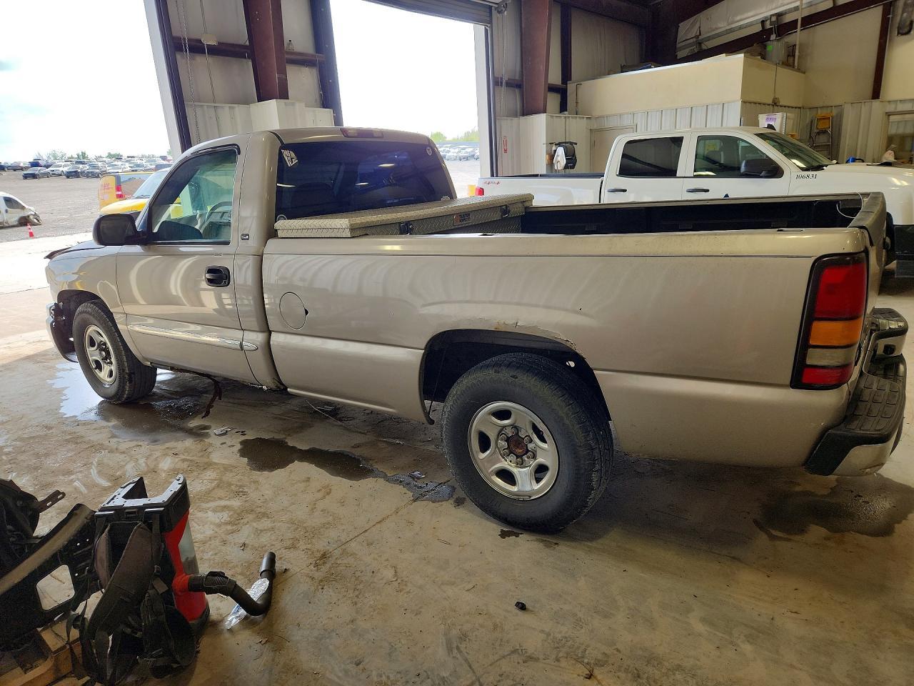 2004 GMC New Sierra C1500 - Image 2
