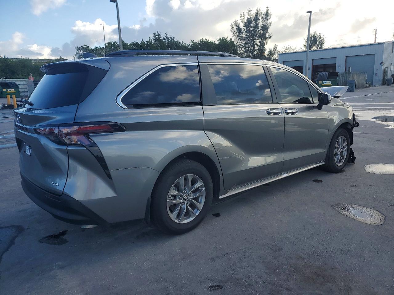 2026 Toyota Sienna Xle 8-Passenger - Фото 3