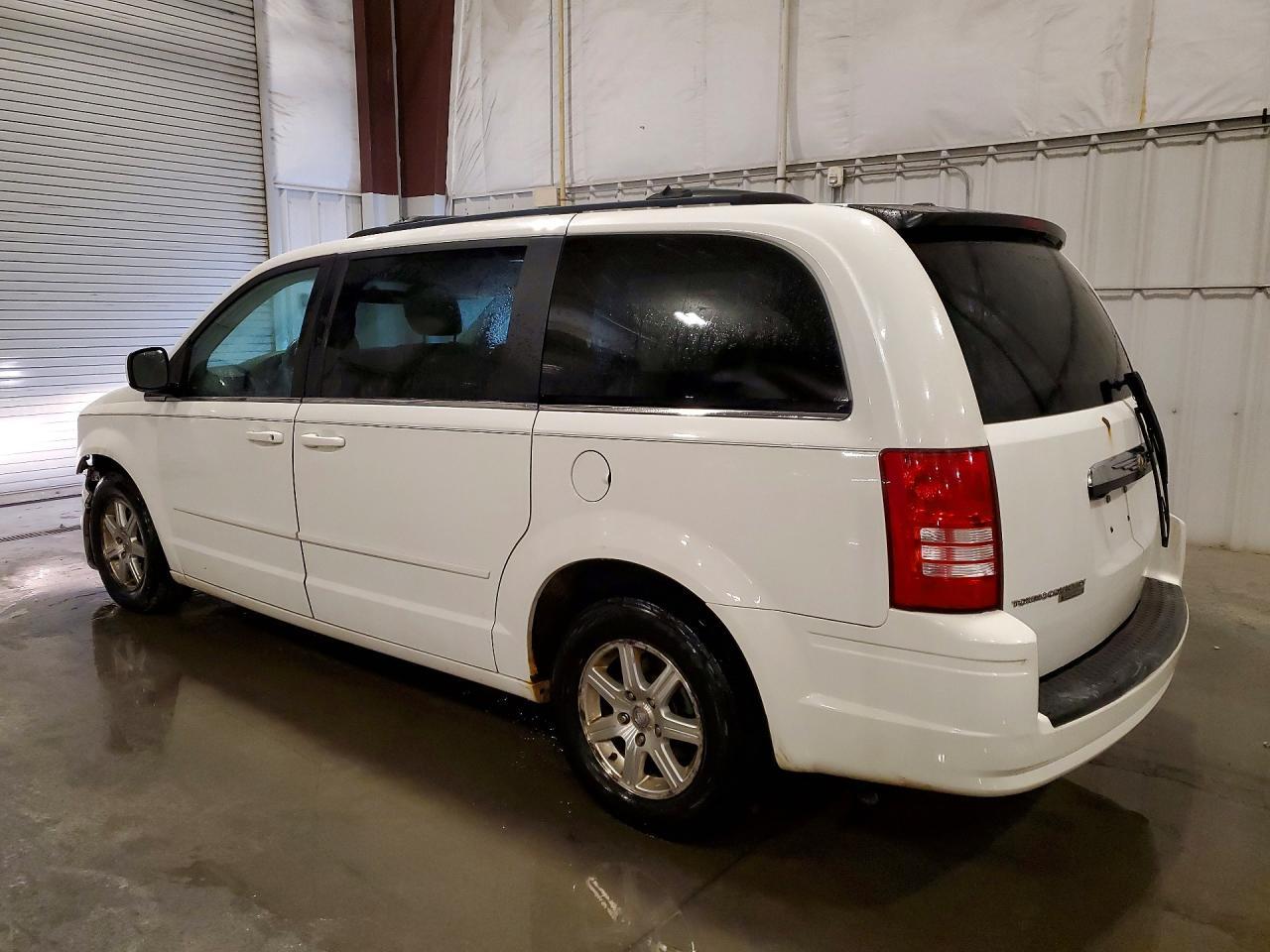 2008 Chrysler Town & Country Touring - Image 2