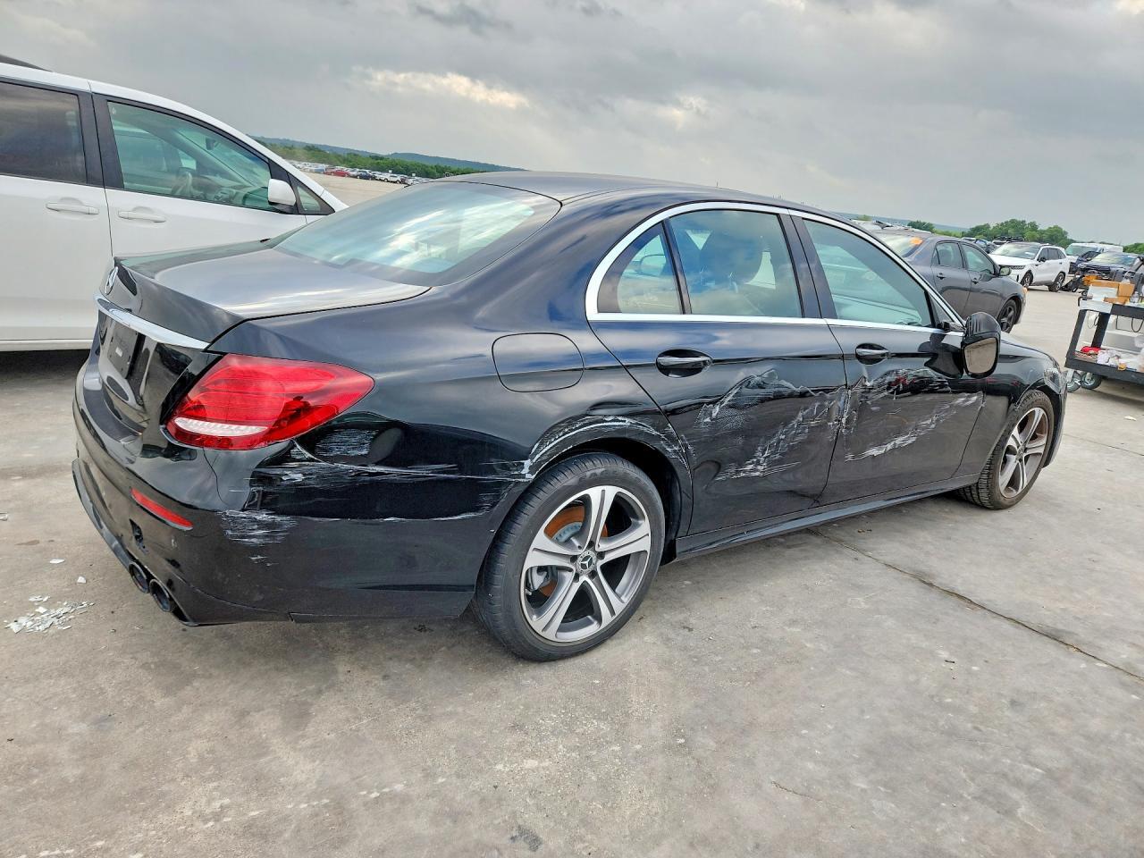 2019 Mercedes-Benz E 300 - Фото 3