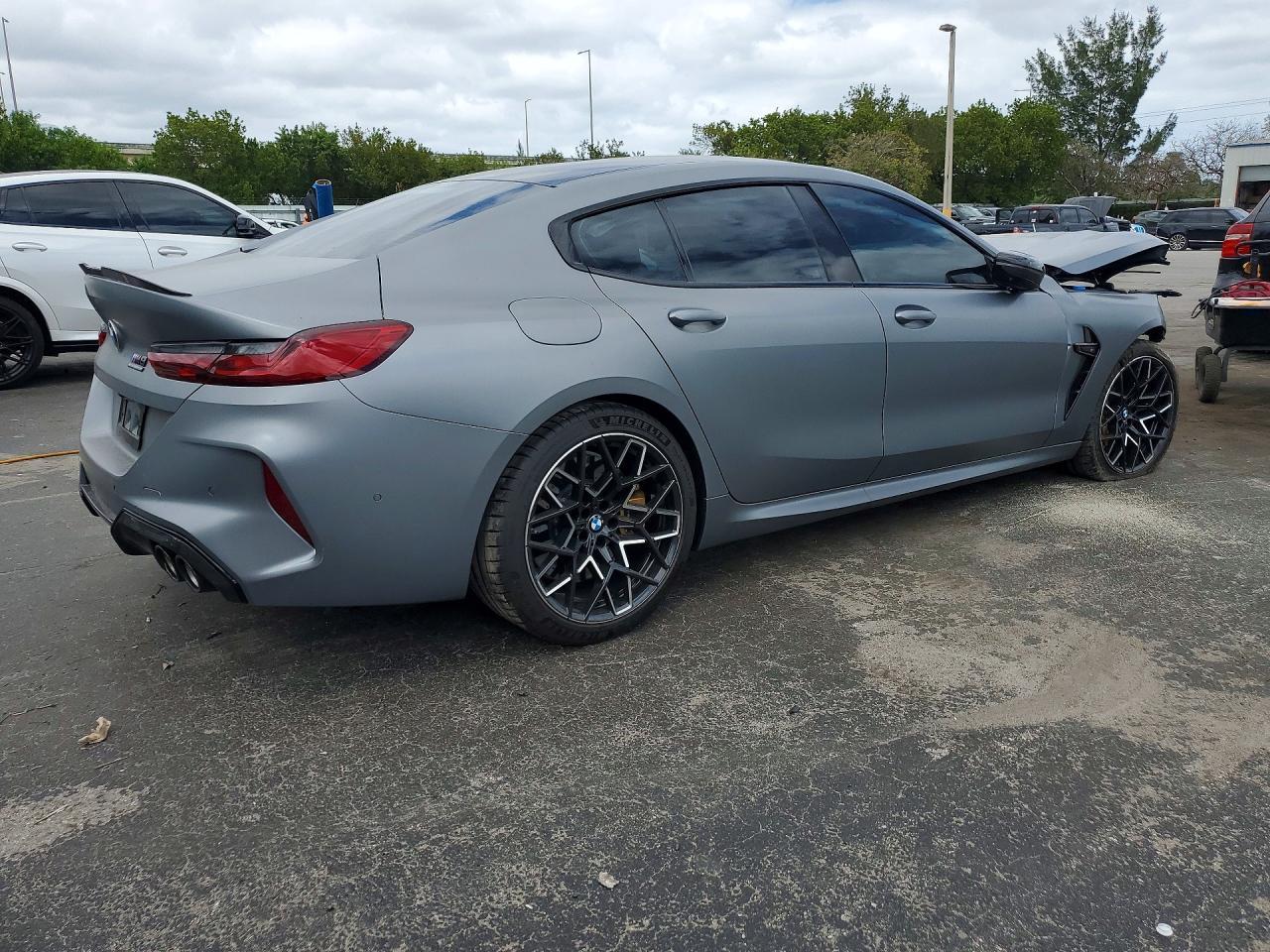 2025 BMW M8 - Фото 3