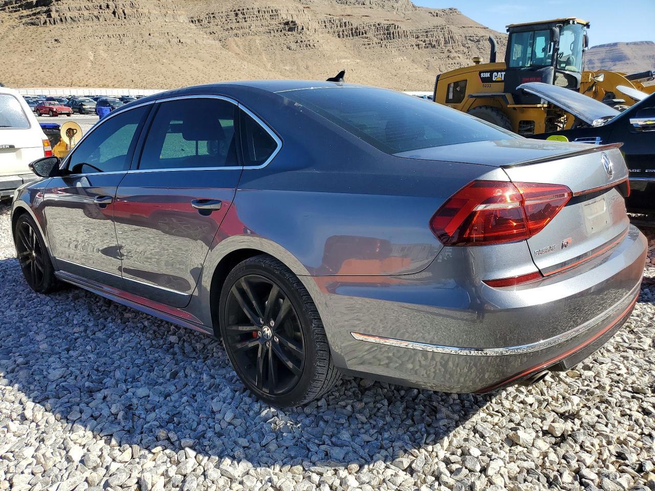 2017 Volkswagen Passat R-Line - Фото 2