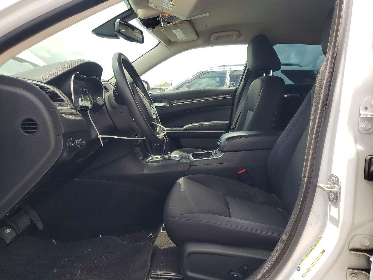 2018 Chrysler 300 Touring - Фото 7