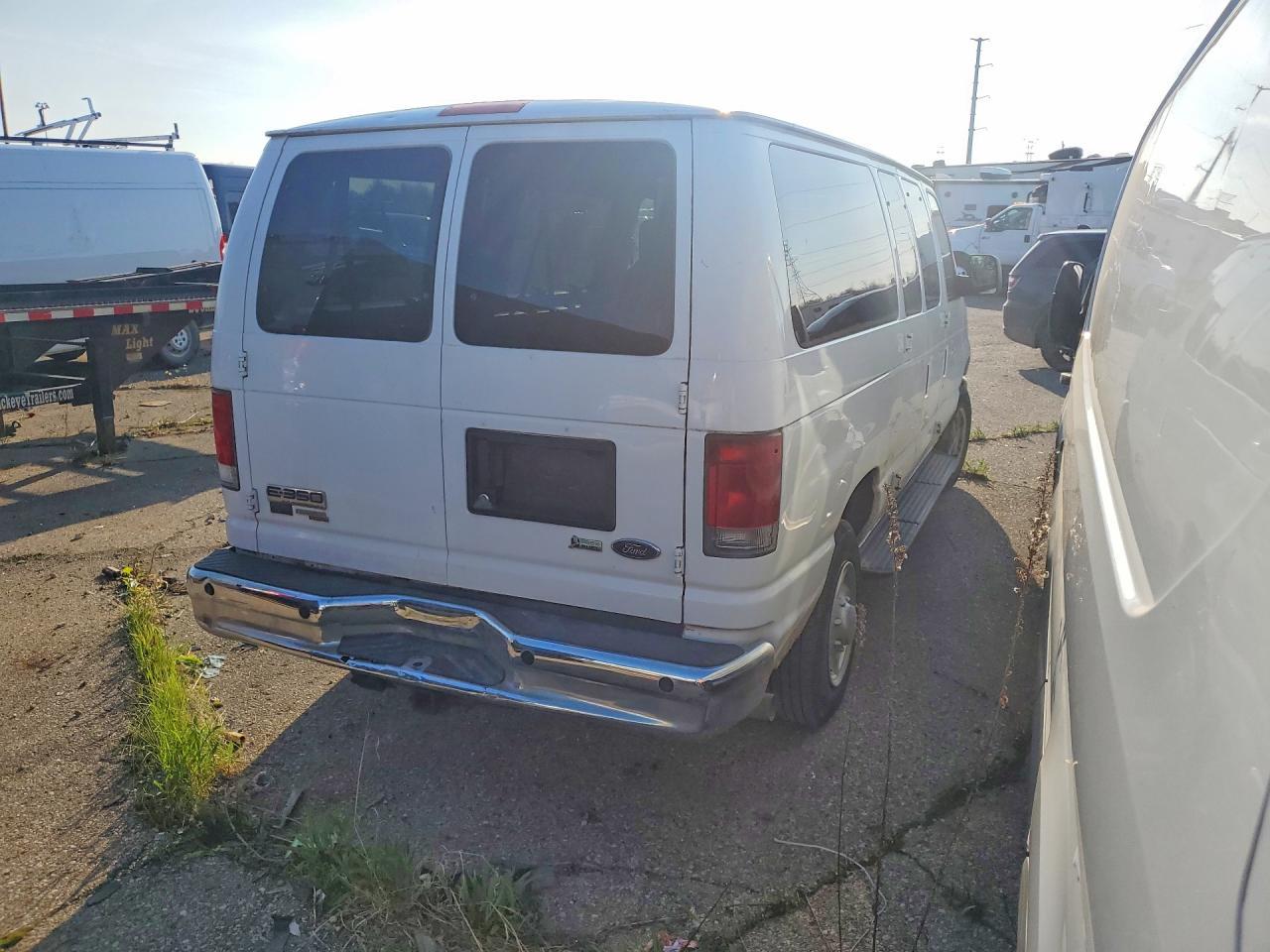 2010 Ford Econoline E350 Super Duty Wagon - Image 3