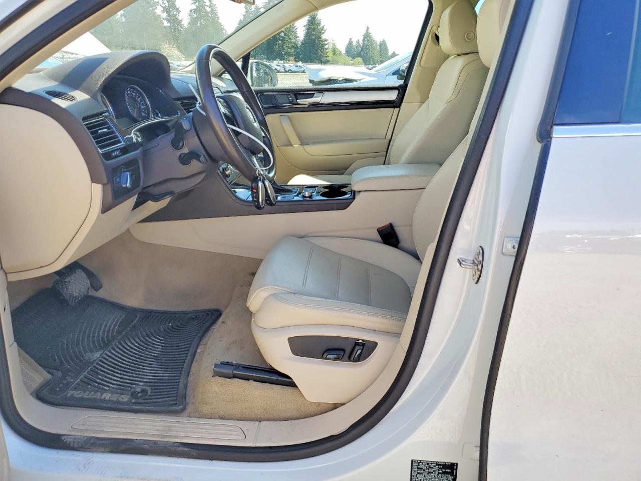 2015 Volkswagen Touareg V6 - Image 7