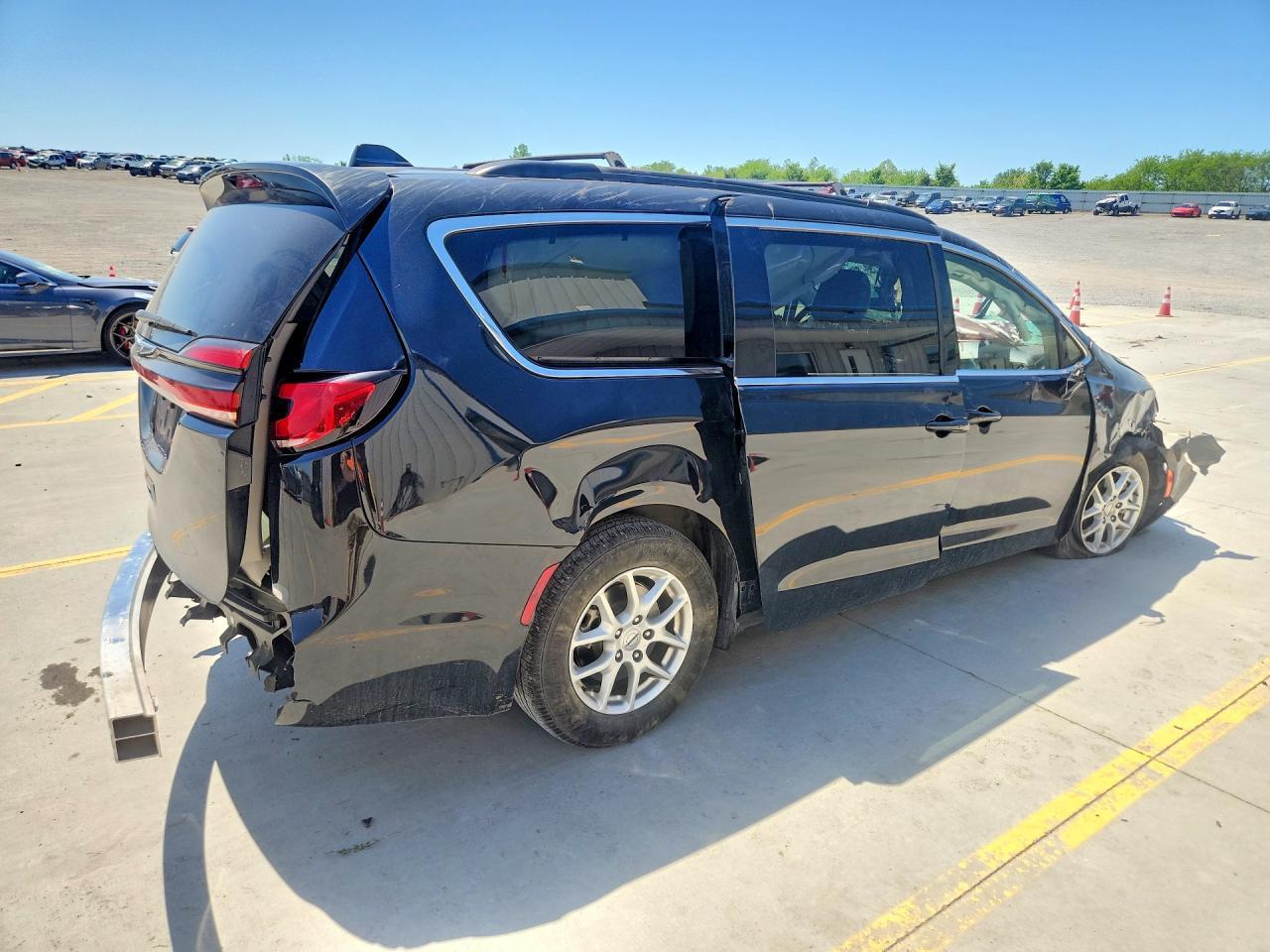 2022 Chrysler Pacifica Touring L - Image 3