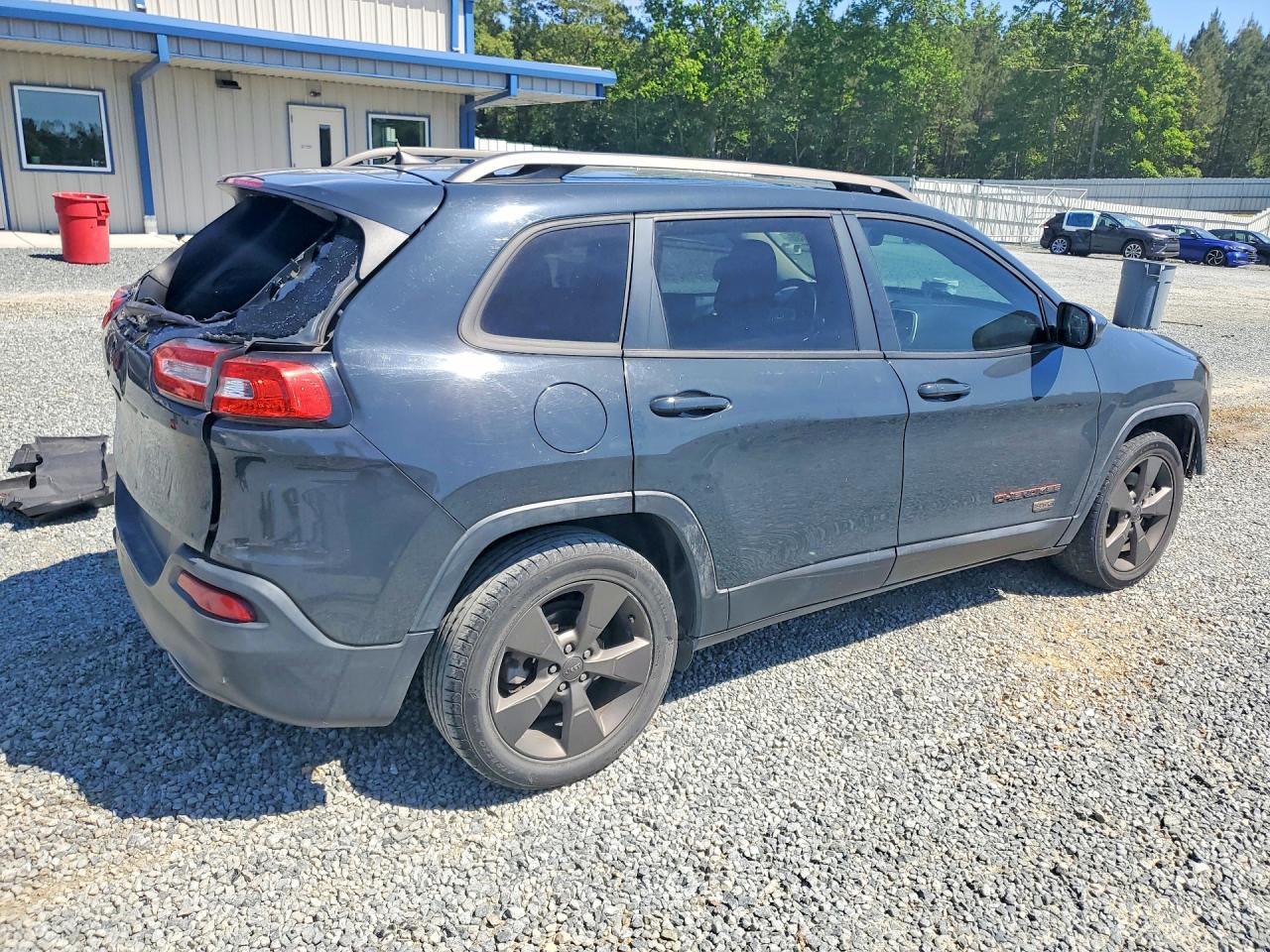 2017 Jeep Cherokee Latitude - Image 3