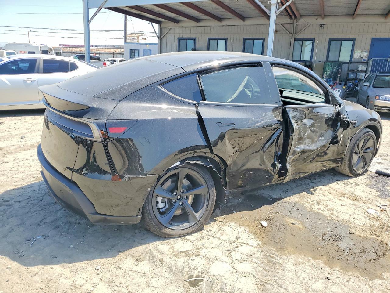 2026 Tesla Model Y - Фото 3