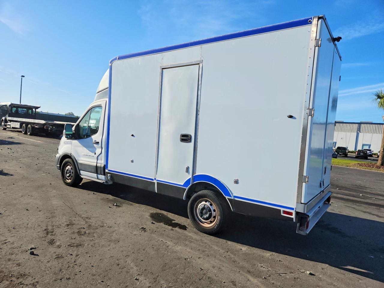 2020 Ford Transit Delivery Truck - Фото 2