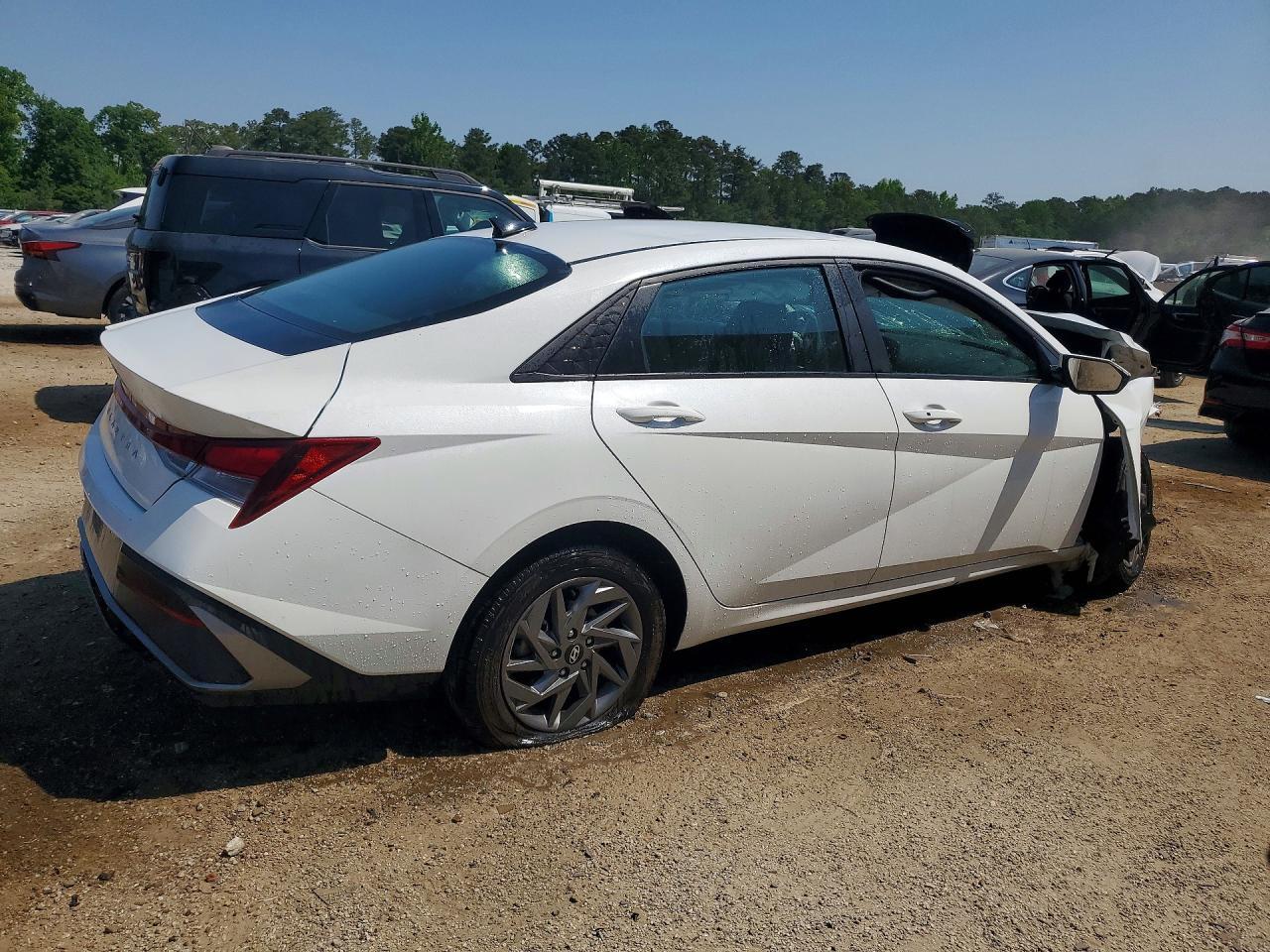 2024 Hyundai Elantra Sel - Image 3