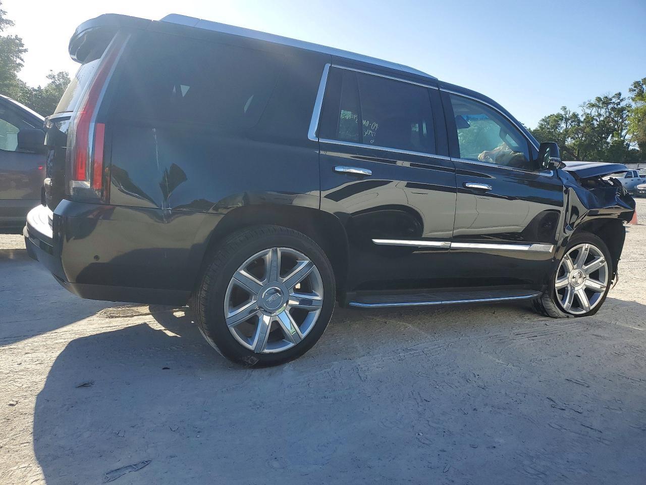 2017 Cadillac Escalade Luxury - Image 3