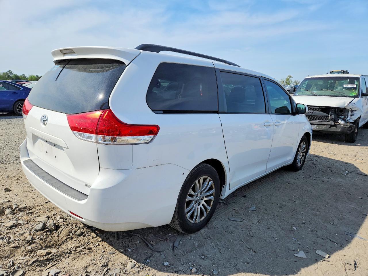 2014 Toyota Sienna Xle 8-Passenger - Image 3