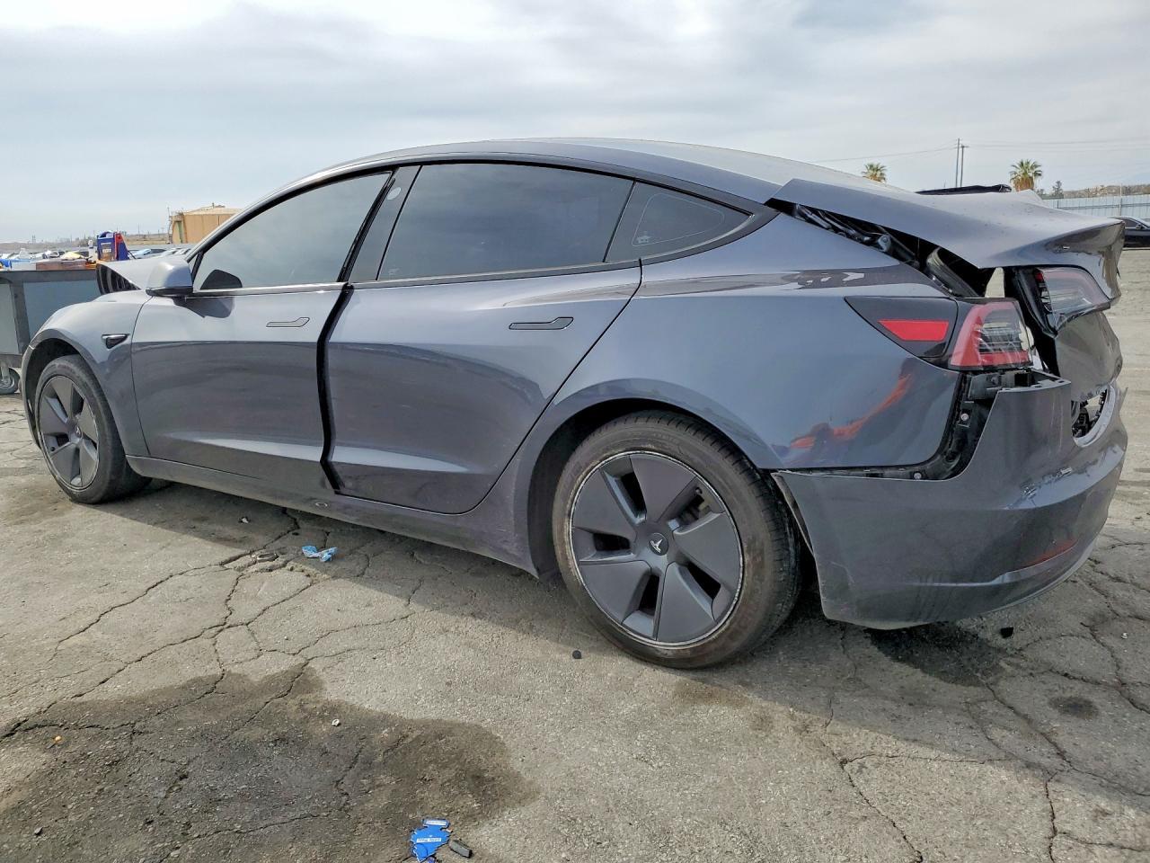 2023 Tesla Model 3 - Фото 2