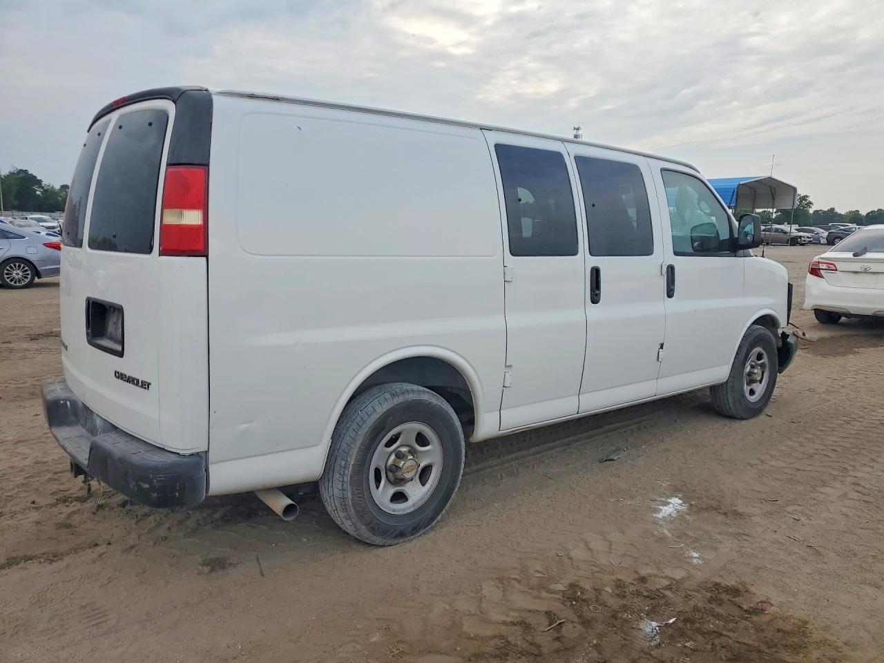 2004 Chevrolet Express G1500 - Image 3