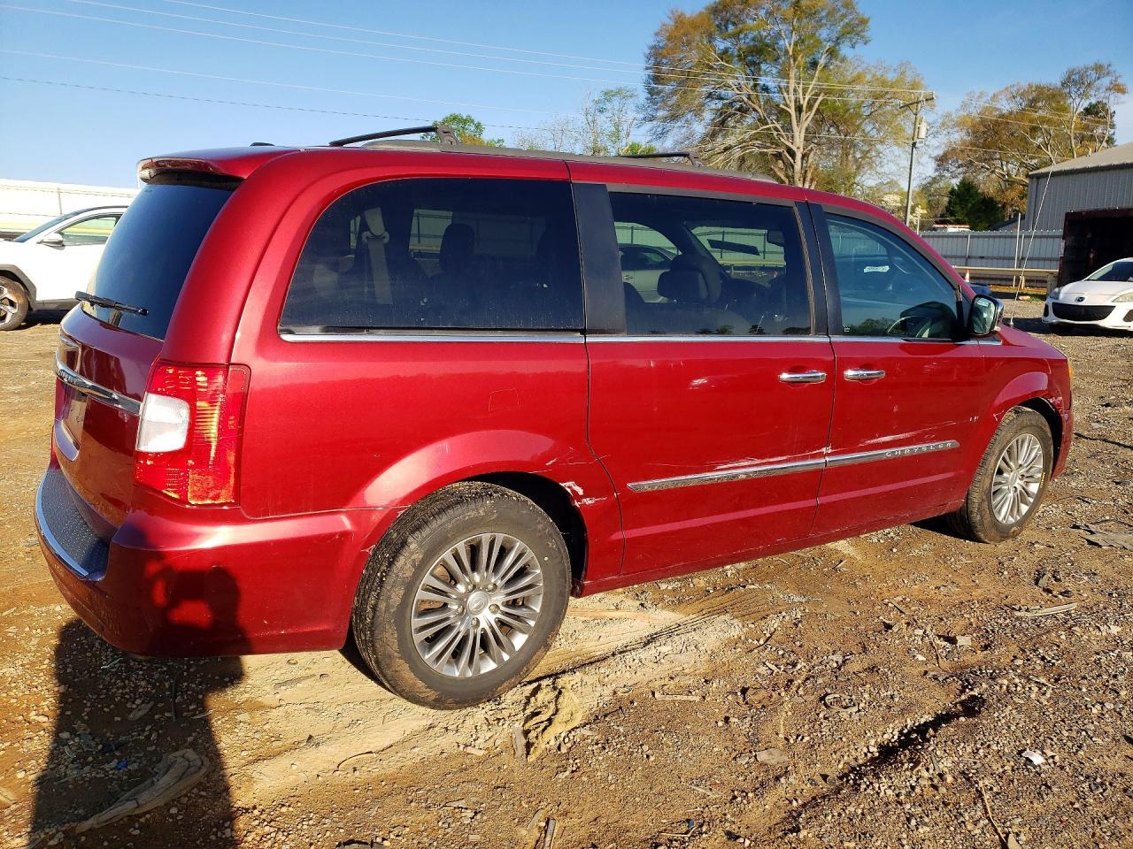 2014 Chrysler Town & Country Touring L - Image 3