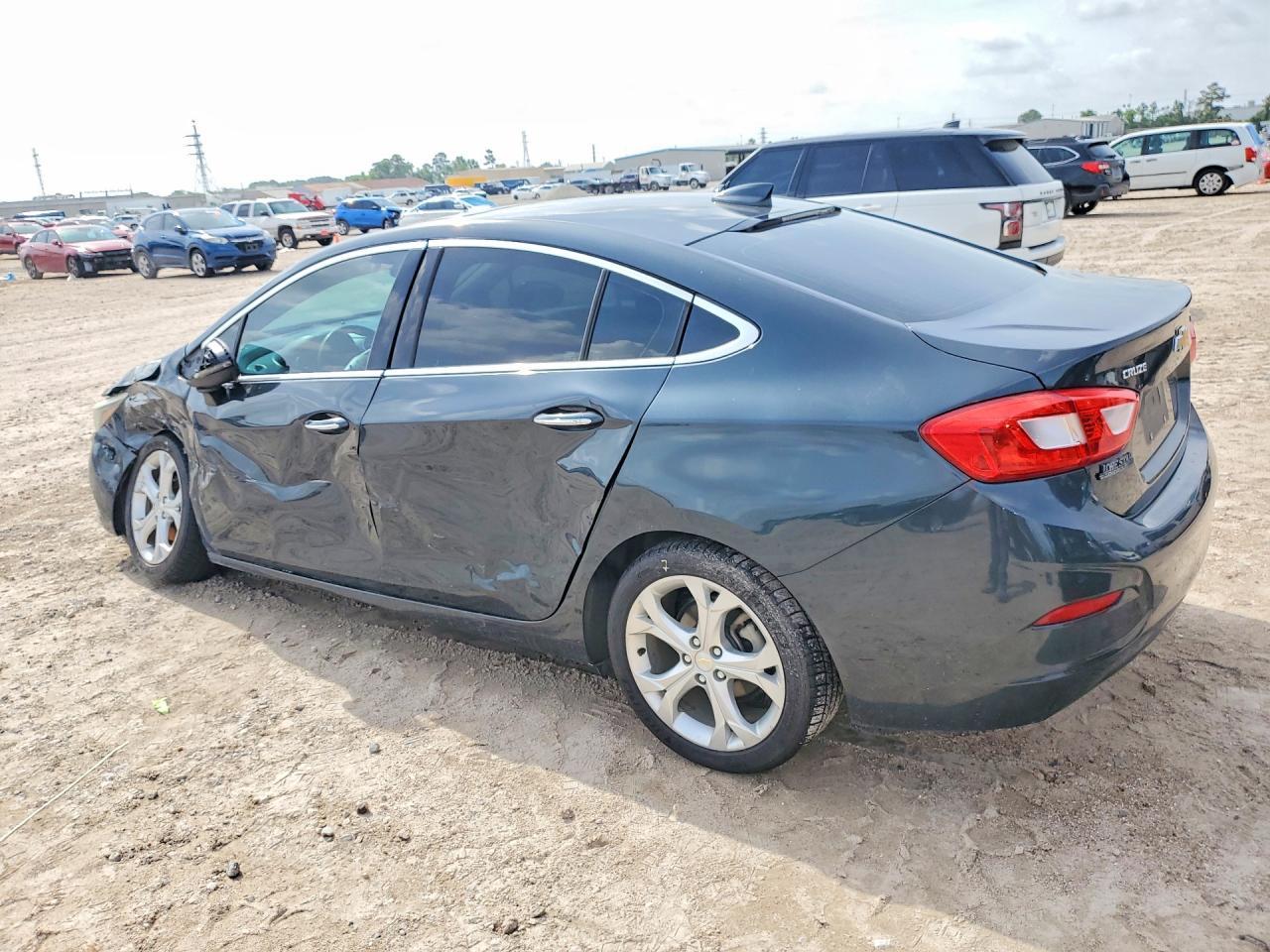 2017 Chevrolet Cruze Premier - Фото 2