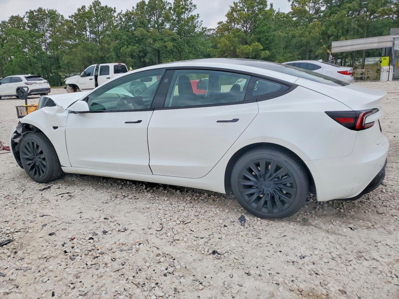 2025 Tesla Model 3 - Фото 2