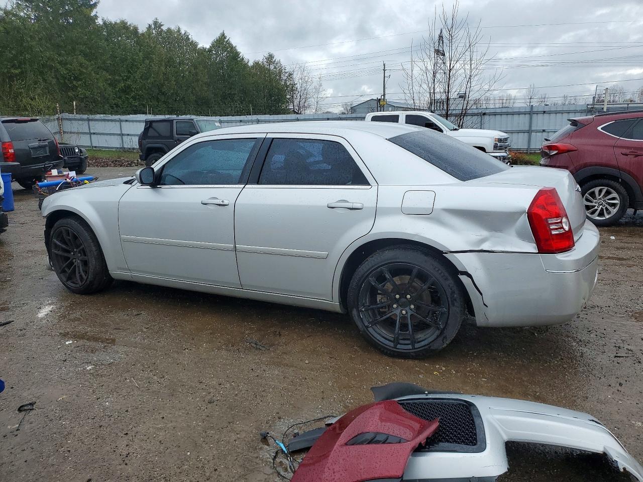 2005 Chrysler 300 Touring - Image 2
