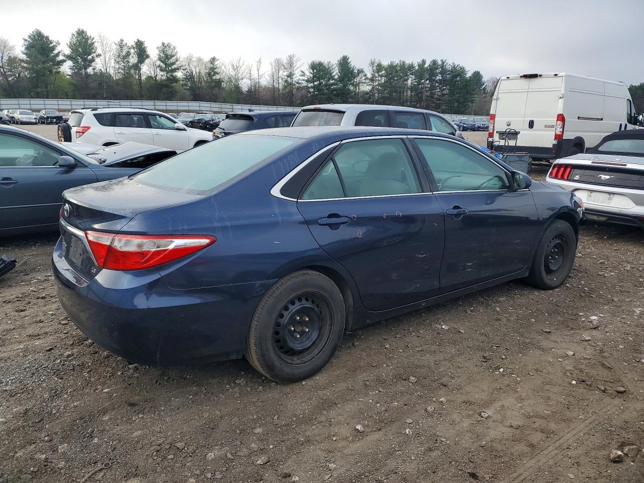 2015 Toyota Camry Le - Фото 3