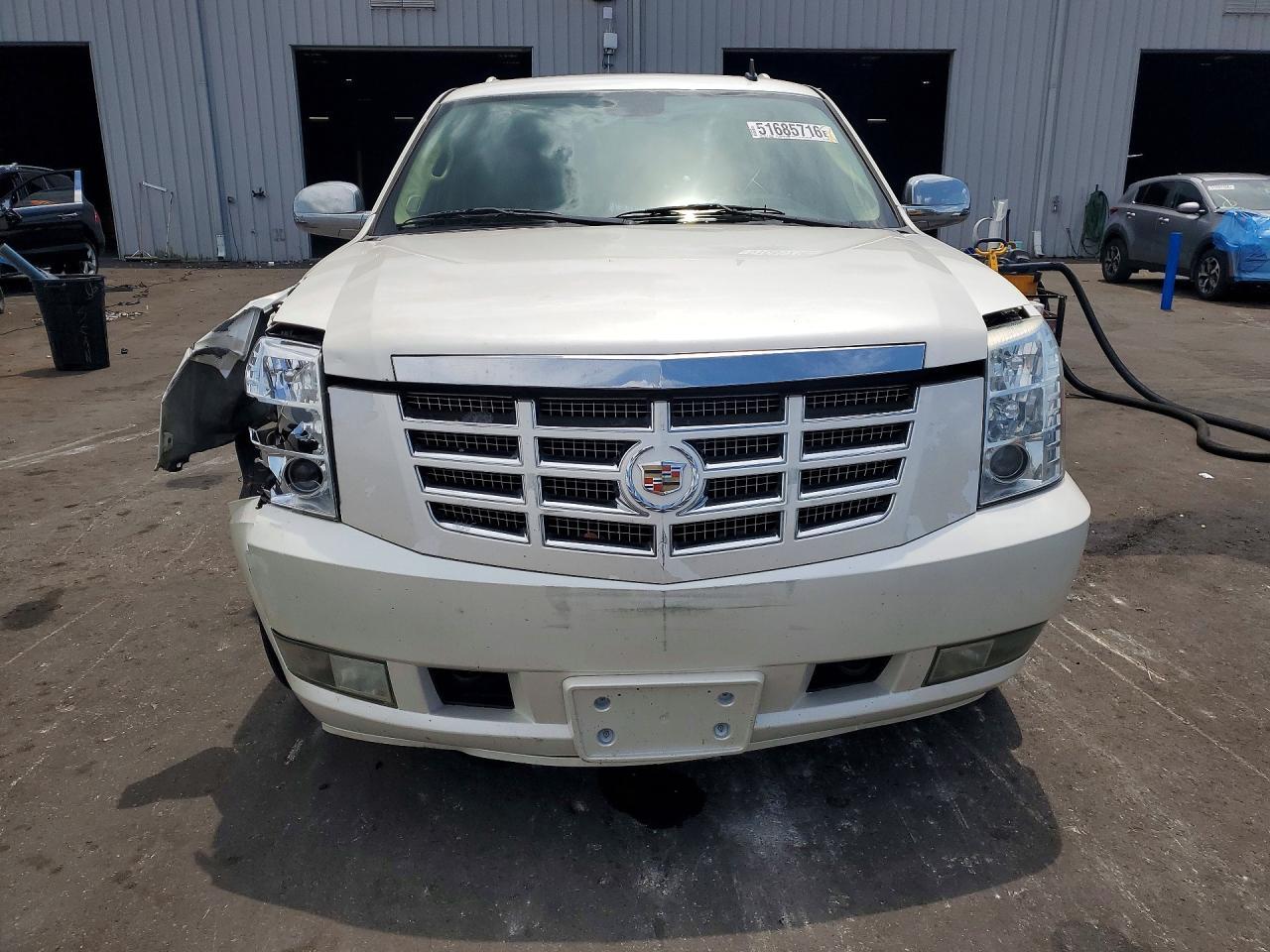2010 Cadillac Escalade Luxury - Image 5