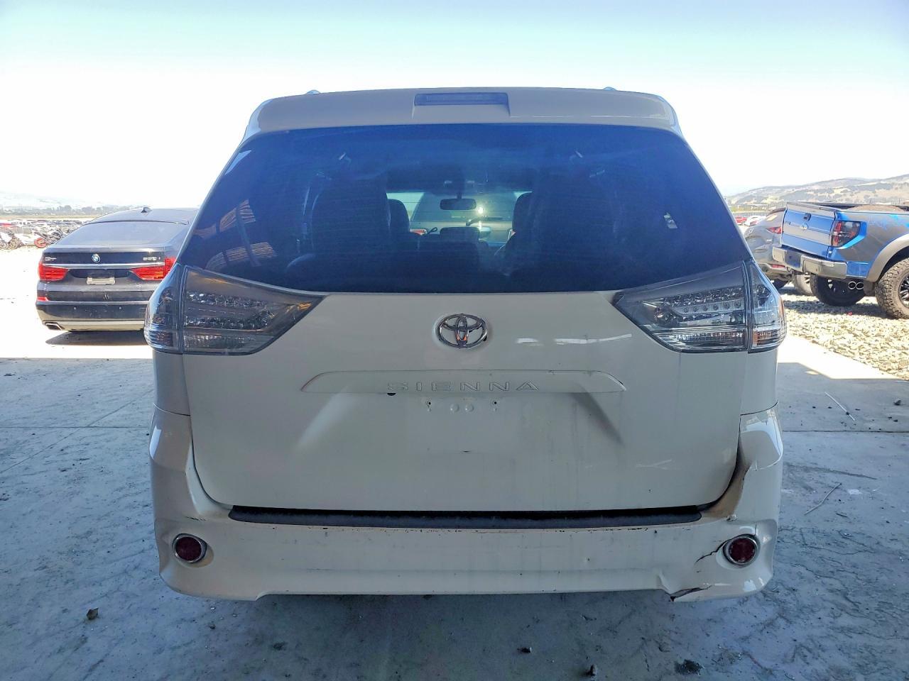 2017 Toyota Sienna Se - Image 6