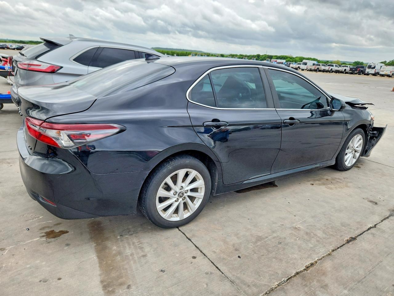 2022 Toyota Camry Le - Фото 3