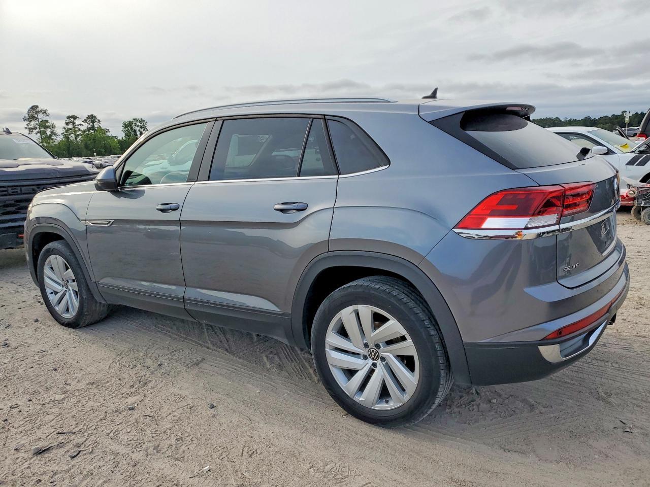 2022 Volkswagen Atlas Cross Sport Se - Image 2