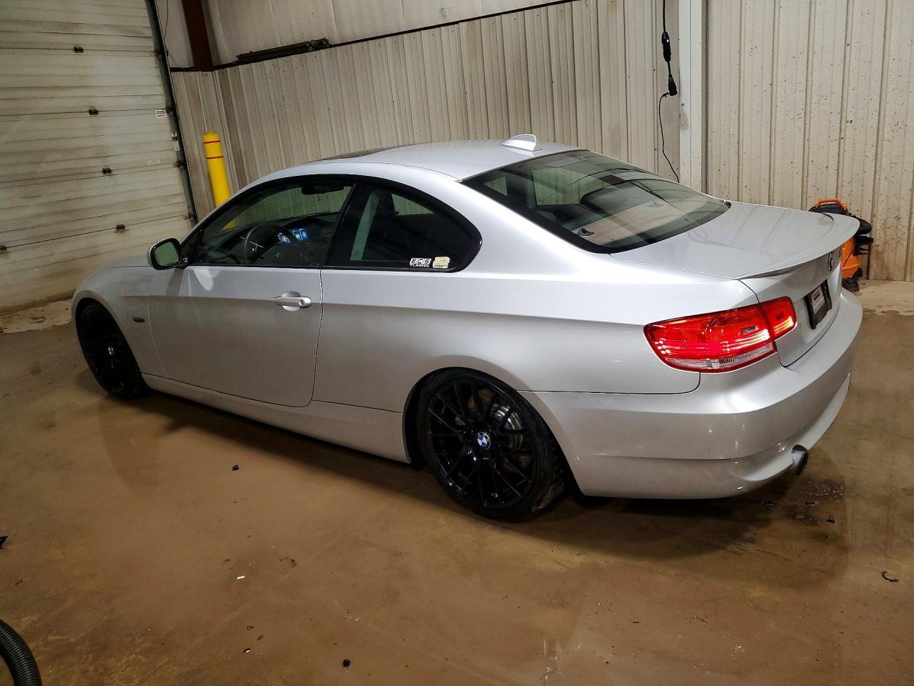 2010 BMW 335 Xi - Фото 2