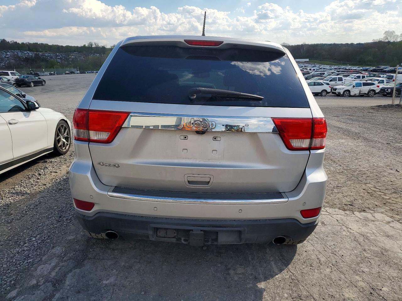 2012 Jeep Grand Cherokee Overland - Image 6