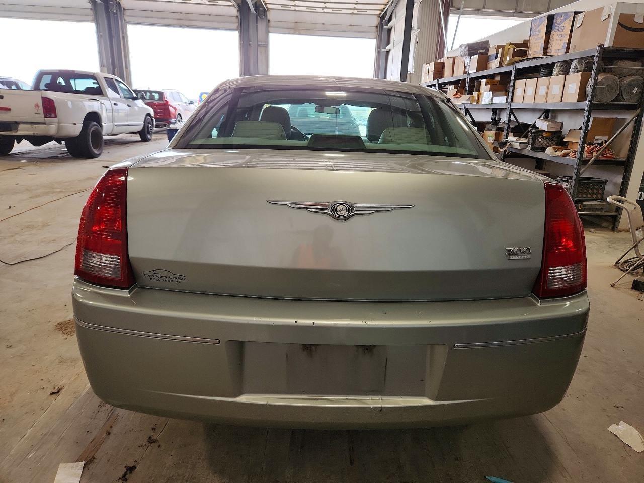 2005 Chrysler 300 Touring - Image 6