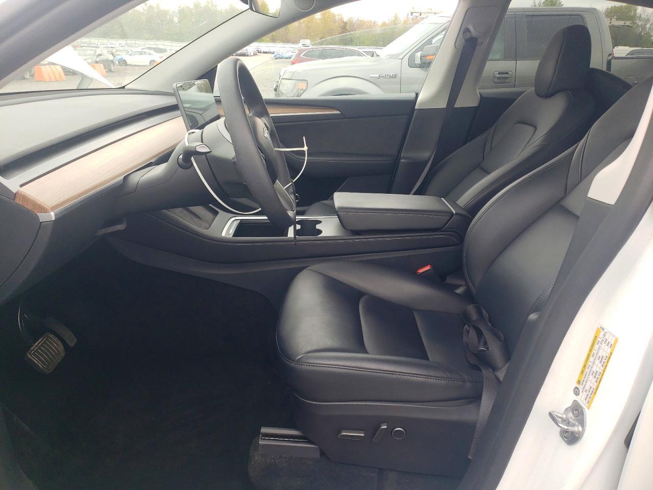 2025 Tesla Model Y - Image 7