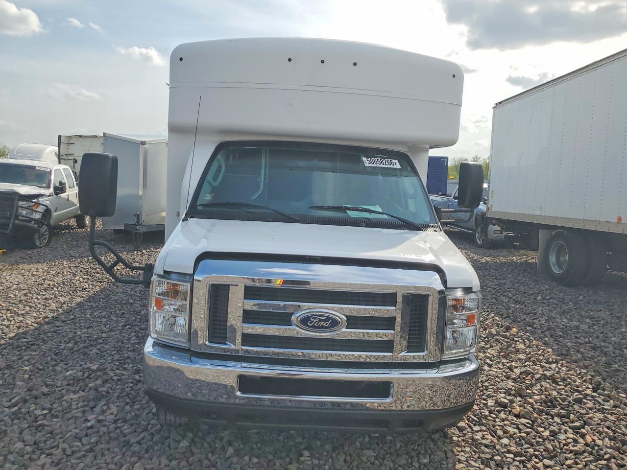 2017 Ford Econoline E450 Super Duty Cutaway Van - Image 5