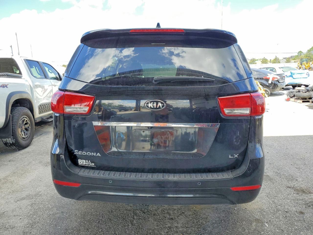 2017 Kia Sedona Lx - Фото 6