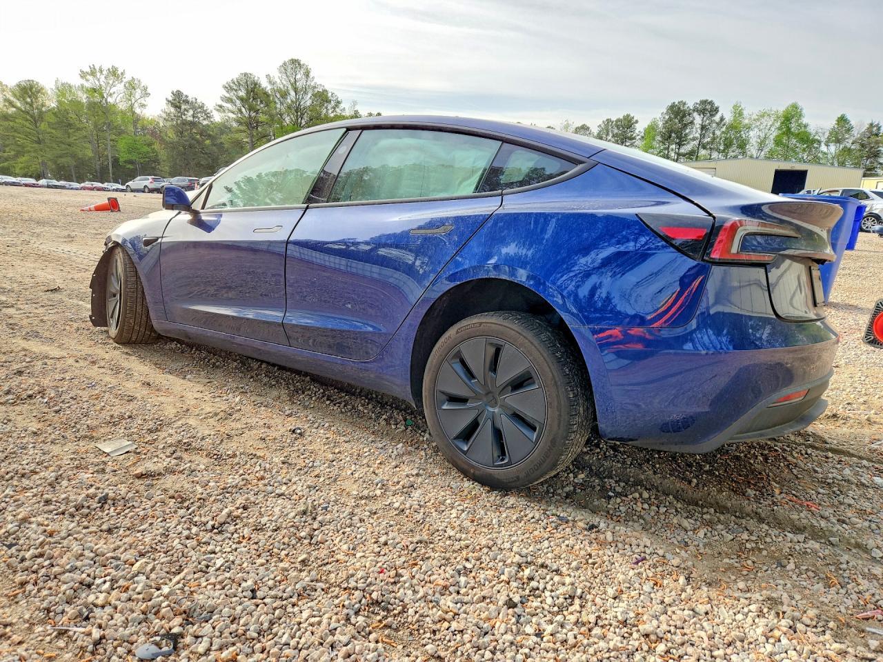 2025 Tesla Model 3 - Фото 2