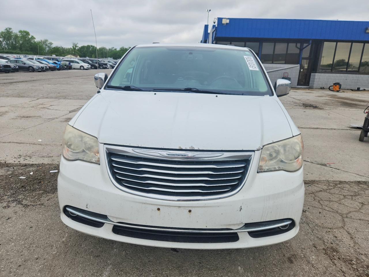 2013 Chrysler Town & Country Touring L - Фото 5