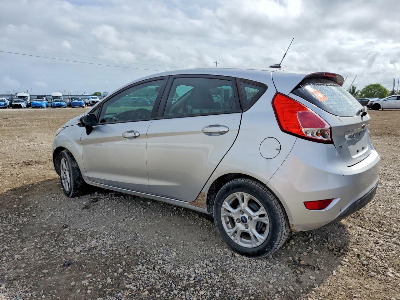 2015 Ford Fiesta Se - Image 2