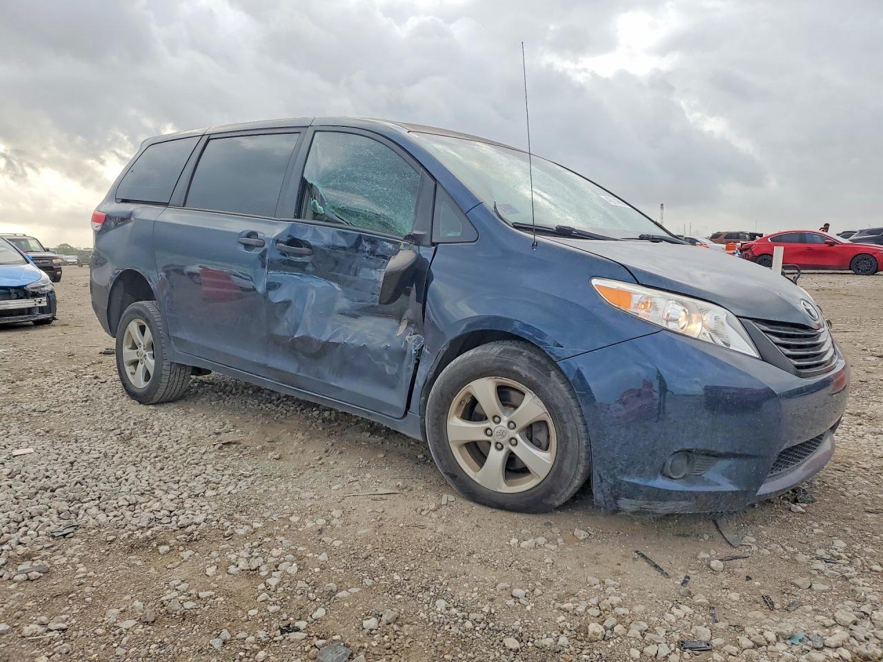 2011 Toyota Sienna Base 7-Passenger - Фото 4