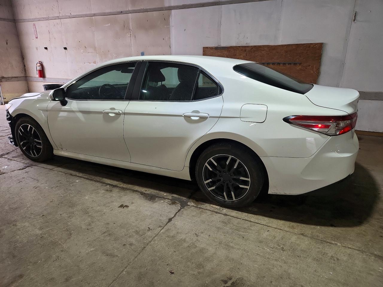 2018 Toyota Camry Le - Фото 2