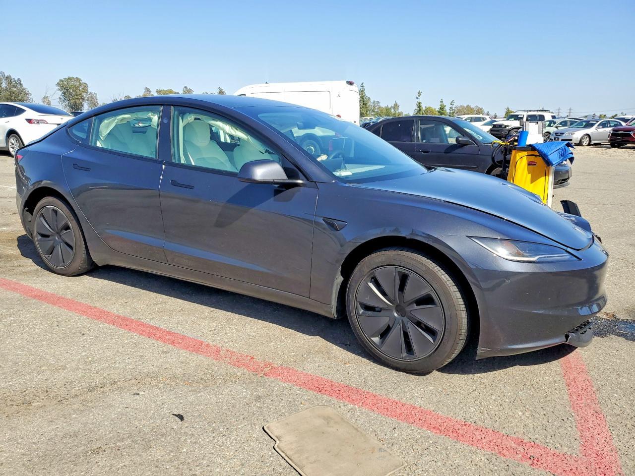 2025 Tesla Model 3 - Фото 4