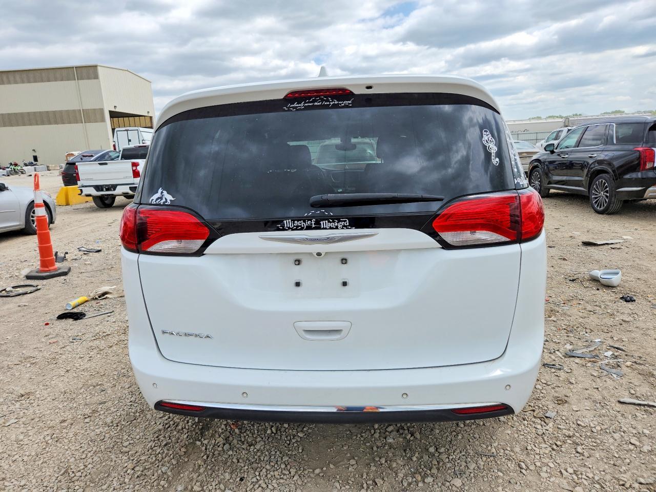 2017 Chrysler Pacifica Touring L - Image 6
