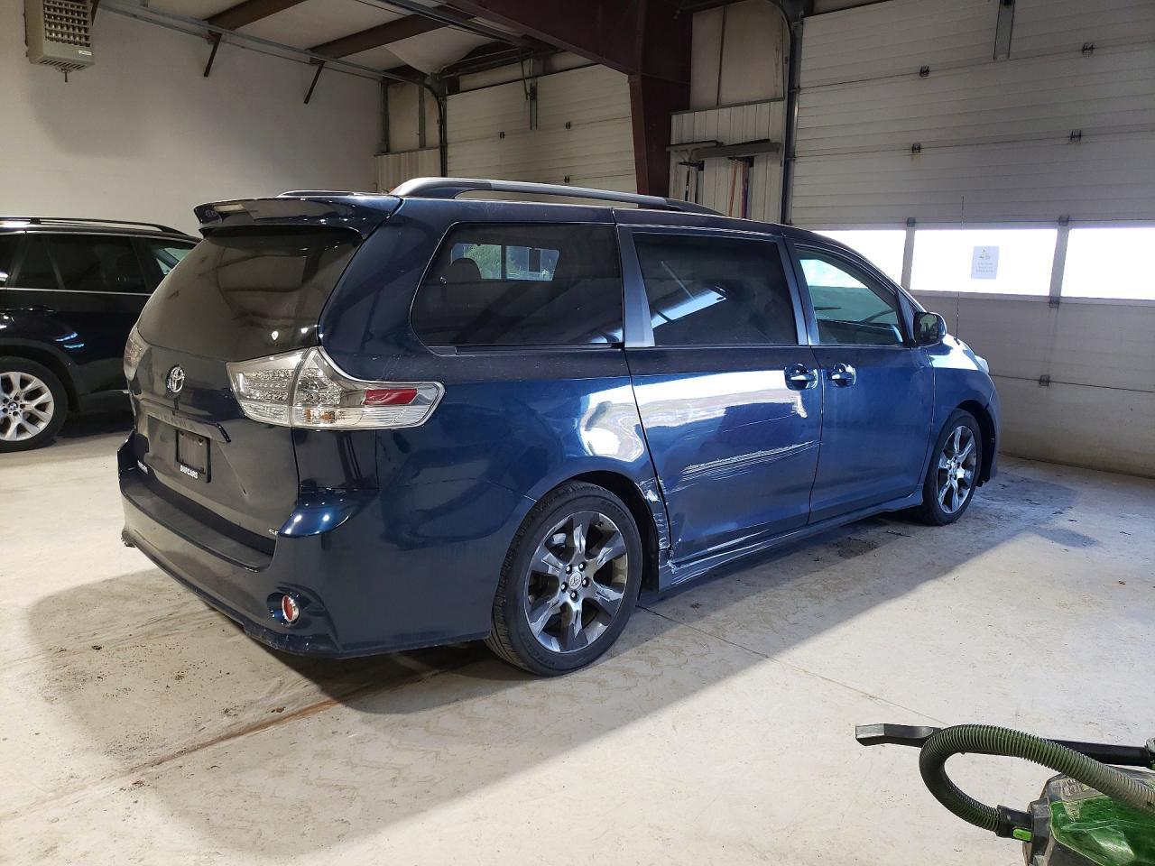 2011 Toyota Sienna Se 8-Passenger - Image 3