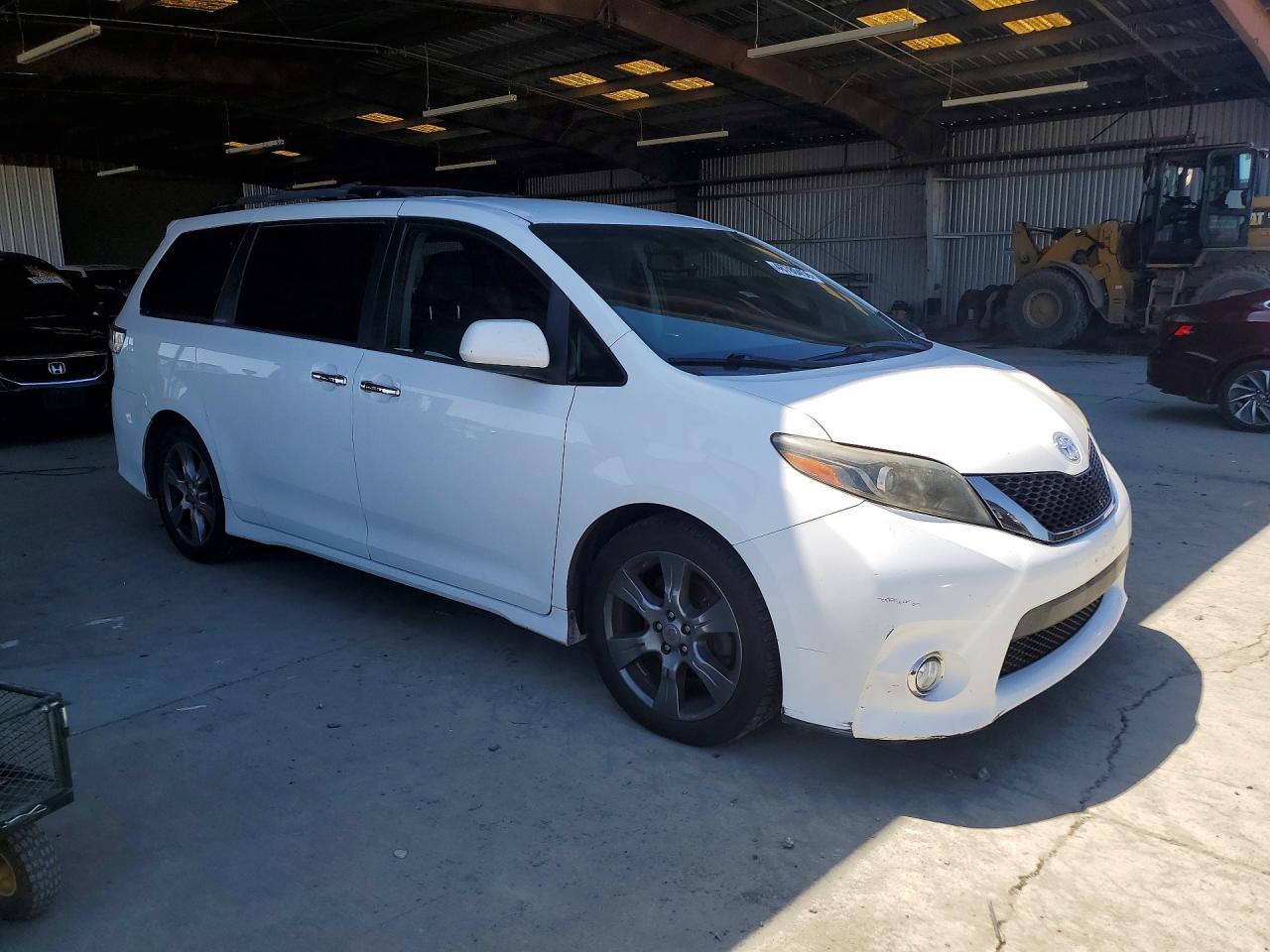 2017 Toyota Sienna Se - Image 4