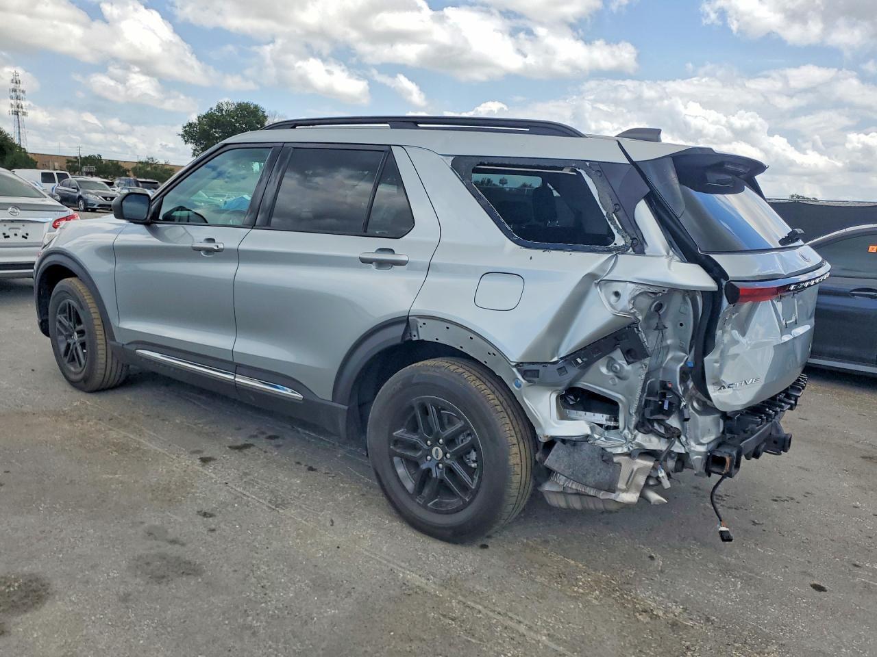 2025 Ford Explorer Active - Фото 2