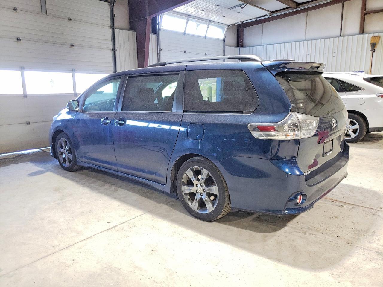 2011 Toyota Sienna Se 8-Passenger - Image 2