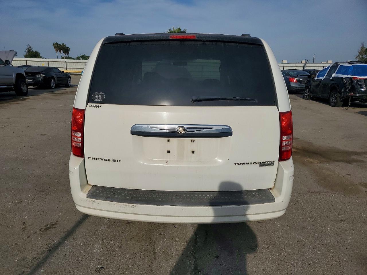 2010 Chrysler Town & Country Touring - Фото 6