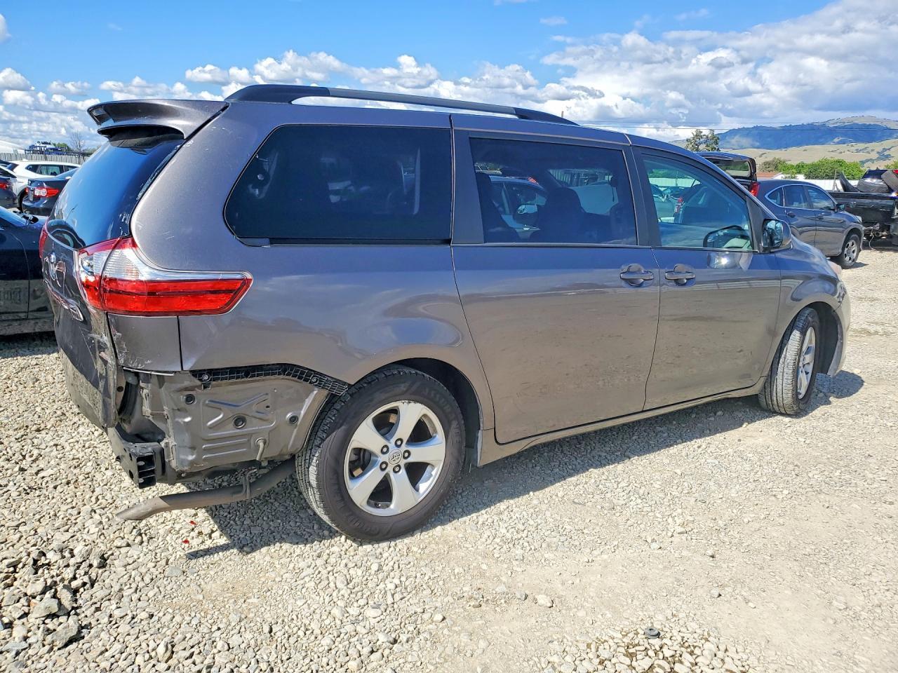 2015 Toyota Sienna Le - Фото 3